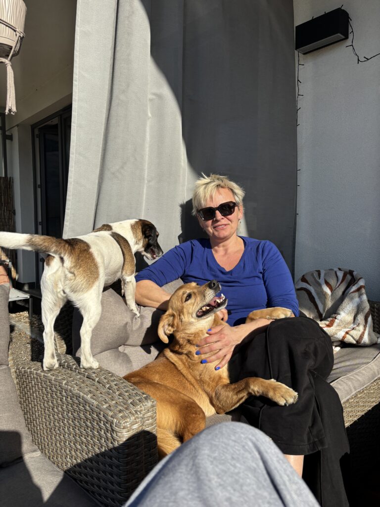 Na obrazku ja z moimi psiakami, Bellą i Lucyną