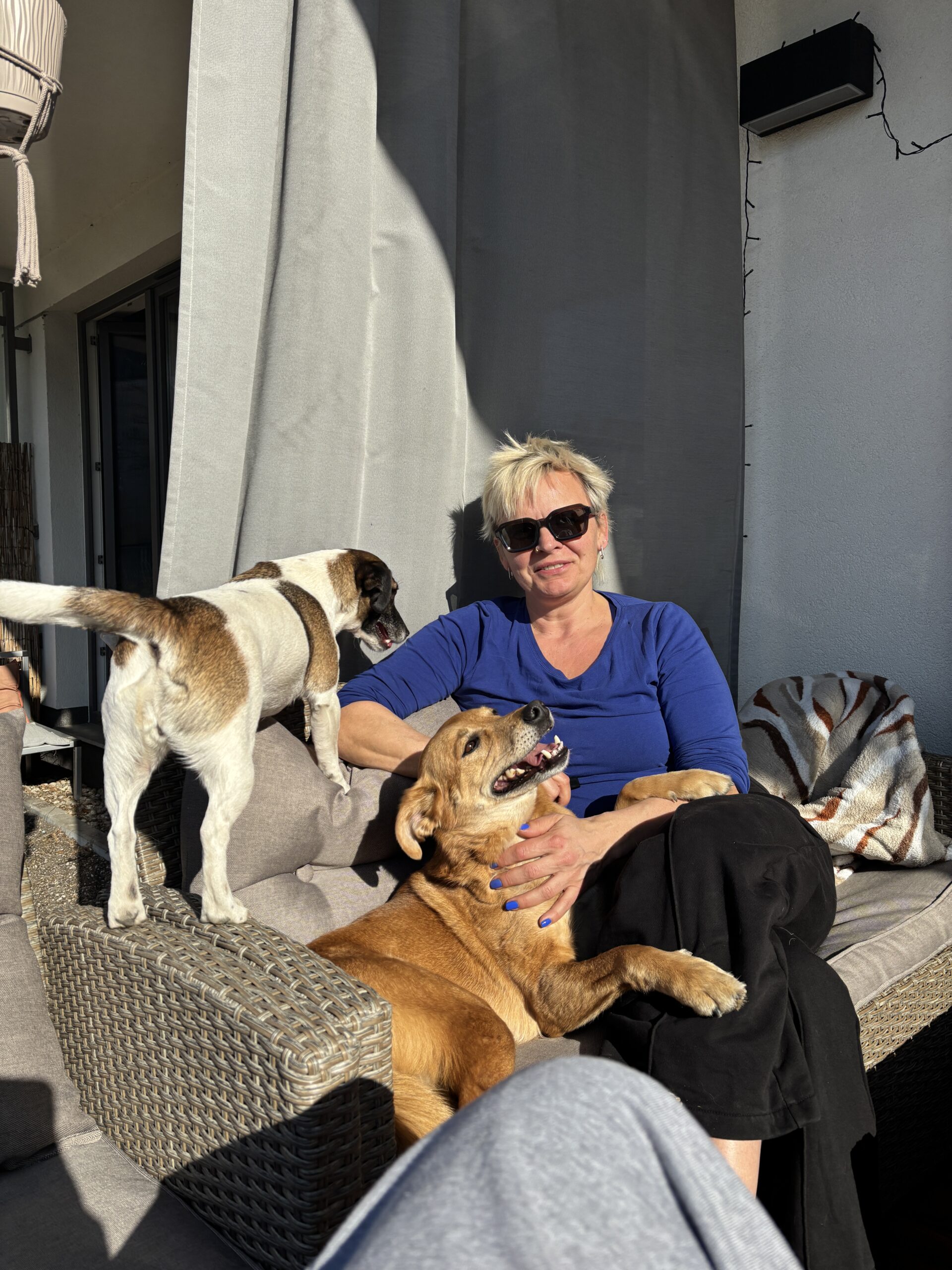 Na obrazku ja z moimi psiakami, Bellą i Lucyną